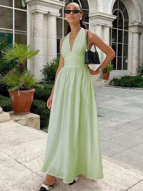 Robe blanche cintrée et élégante à col en V parfaite pour les événements estivaux.