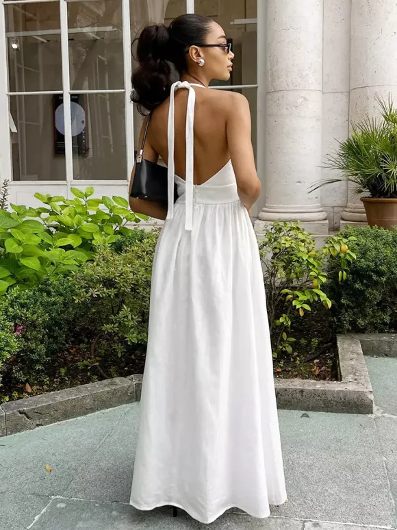 Robe blanche cintrée et élégante à col en V parfaite pour les événements estivaux.