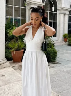 Robe blanche cintrée et élégante à col en V parfaite pour les événements estivaux.