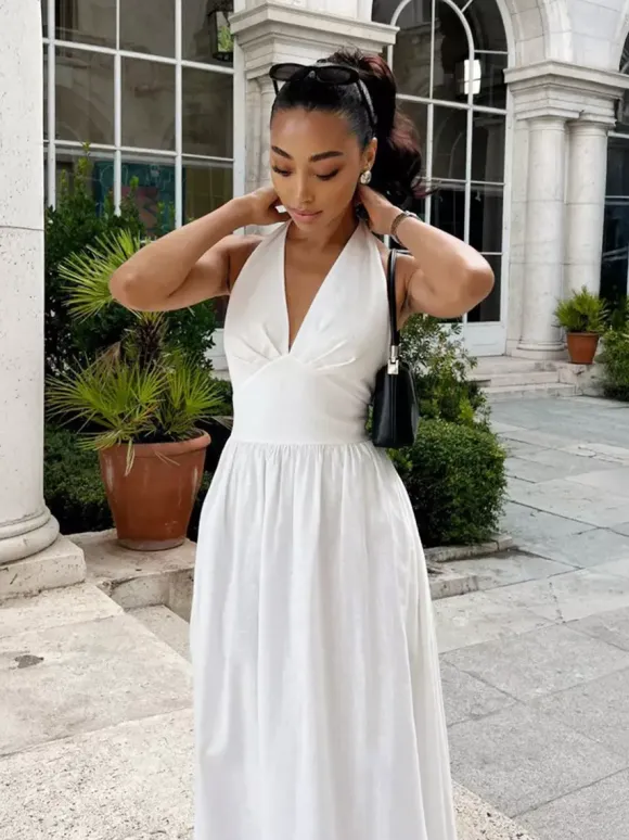 Robe blanche cintrée et élégante à col en V parfaite pour les événements estivaux.