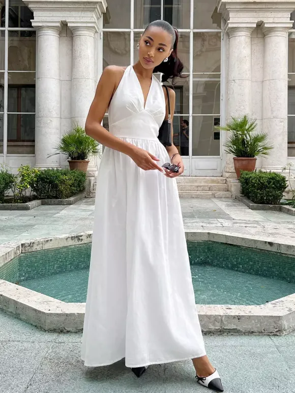 Robe blanche cintrée et élégante à col en V parfaite pour les événements estivaux.