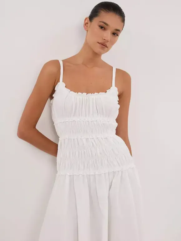 Robe blanche décontractée à bretelles plissées et sans manches pour une soirée en amoureux
