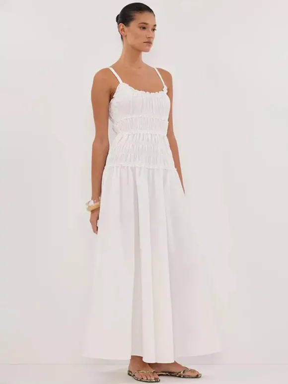 Robe blanche décontractée à bretelles plissées et sans manches pour une soirée en amoureux