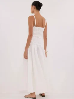 Robe blanche décontractée à bretelles plissées et sans manches pour une soirée en amoureux