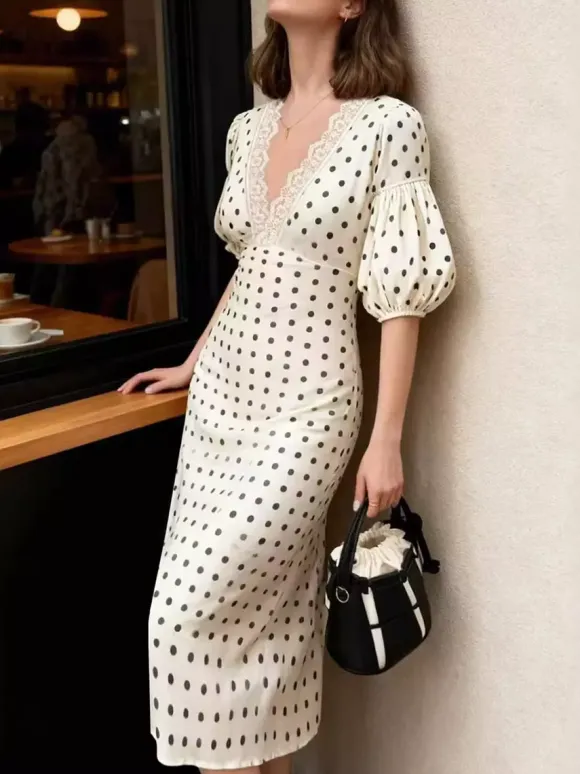 Robe blanche élégante mi-longue en dentelle à pois et col en V idéale pour une soirée romantique.