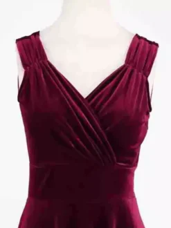 Robe bordeaux cintrée et élégante à jupe trapèze parfaite pour les soirées.