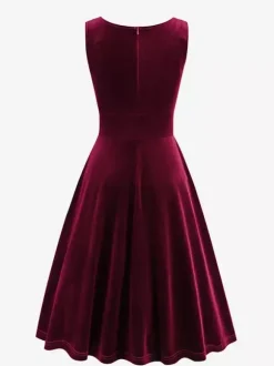 Robe bordeaux cintrée et élégante à jupe trapèze parfaite pour les soirées.