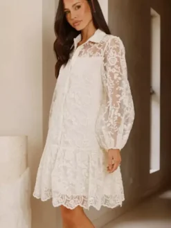 Robe chemise courte écru en dentelle blanche à manches longues et col rabattu manches bouffantes idéale pour tous les jours.