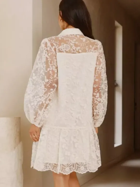 Robe chemise courte écru en dentelle blanche à manches longues et col rabattu manches bouffantes idéale pour tous les jours.
