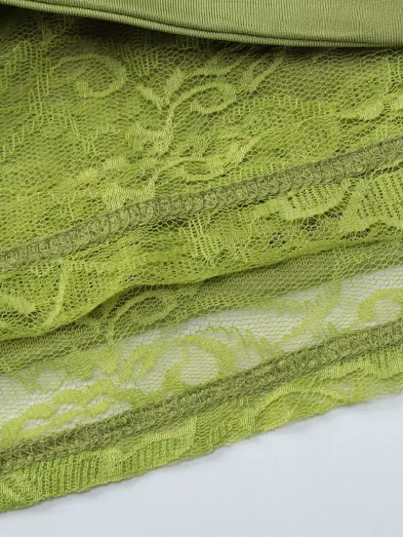 Robe courte asymétrique plissée en dentelle à manches courtes et épaules dénudées idéale pour un rendez-vous galant. Robe verte sexy à épaules dénudées.