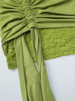 Robe courte asymétrique plissée en dentelle à manches courtes et épaules dénudées idéale pour un rendez-vous galant. Robe verte sexy à épaules dénudées.