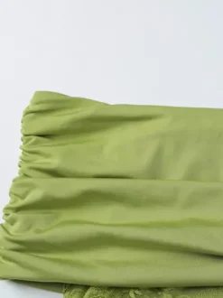 Robe courte asymétrique plissée en dentelle à manches courtes et épaules dénudées idéale pour un rendez-vous galant. Robe verte sexy à épaules dénudées.