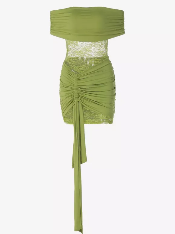 Robe courte asymétrique plissée en dentelle à manches courtes et épaules dénudées idéale pour un rendez-vous galant. Robe verte sexy à épaules dénudées.