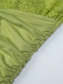 Robe courte asymétrique plissée en dentelle à manches courtes et épaules dénudées idéale pour un rendez-vous galant. Robe verte sexy à épaules dénudées.