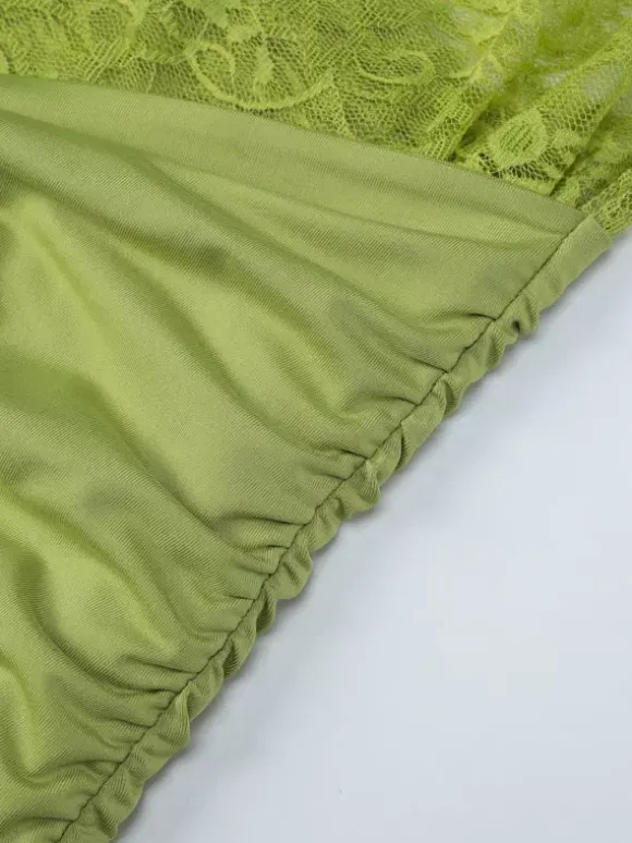 Robe courte asymétrique plissée en dentelle à manches courtes et épaules dénudées idéale pour un rendez-vous galant. Robe verte sexy à épaules dénudées.