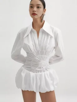 Robe courte blanche boutonnée à manches longues et col rabattu idéale pour tous les jours.