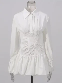 Robe courte blanche boutonnée à manches longues et col rabattu idéale pour tous les jours.