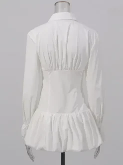 Robe courte blanche boutonnée à manches longues et col rabattu idéale pour tous les jours.