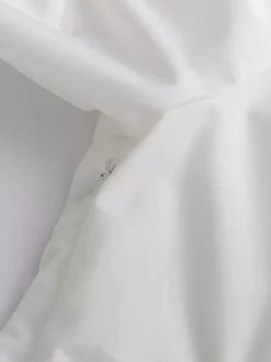 Robe courte blanche boutonnée à manches longues et col rabattu idéale pour tous les jours.