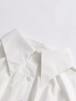 Robe courte blanche boutonnée à manches longues et col rabattu idéale pour tous les jours.