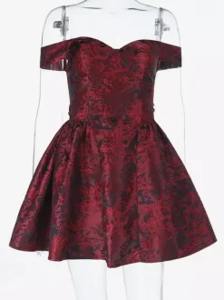 Robe courte bordeaux à épaules dénudées en jacquard fleuri - Idéale pour un bal de promo ou une fête d'anniversaire (2026)