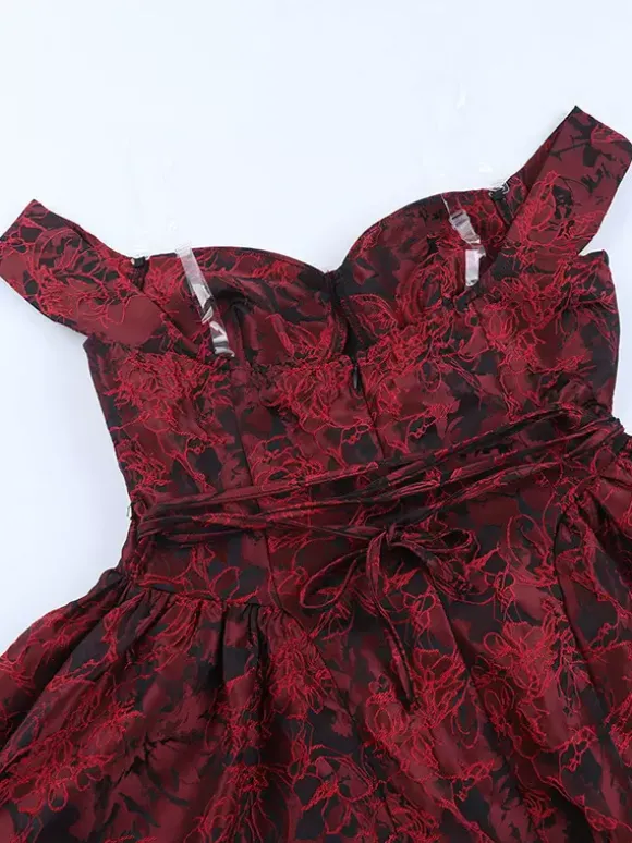 Robe courte bordeaux à épaules dénudées en jacquard fleuri - Idéale pour un bal de promo ou une fête d'anniversaire (2026)