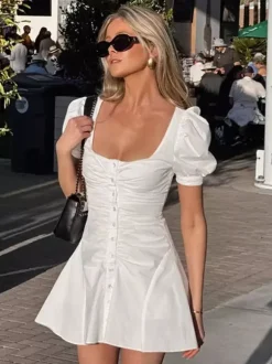 Robe courte en coton respirant pour femme - Style cottagecore blanc - Manches bouffantes col carré froncé - Idéale pour une garden-party ou une soirée romantique en été (2026)