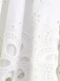 Robe courte en dentelle ajourée pour femme - Robe bustier blanche à volants et smocks - Idéale pour les vacances d'été à la plage 2026