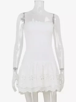 Robe courte en dentelle ajourée pour femme - Robe bustier blanche à volants et smocks - Idéale pour les vacances d'été à la plage 2026