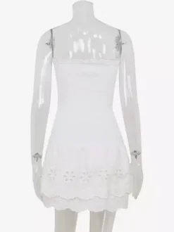 Robe courte en dentelle ajourée pour femme - Robe bustier blanche à volants et smocks - Idéale pour les vacances d'été à la plage 2026