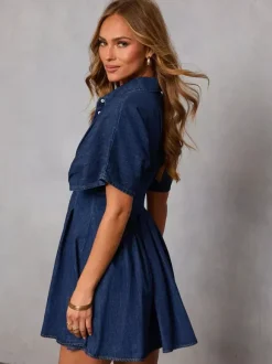 Robe courte en jean à manches courtes pour femme - Robe chemise en jean bleu foncé plissée à taille boutonnée - Idéale pour une soirée décontractée d'été 2026