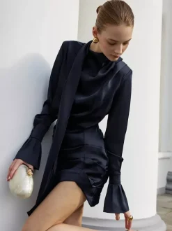 Robe courte en satin bleu marine pour femme - Élégante robe à col montant froncé et manches évasées - Idéale pour un cocktail de printemps 2026