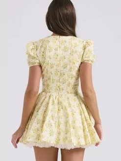 Robe courte fleurie jaune beurre à manches courtes et col en V pour l'été 2026