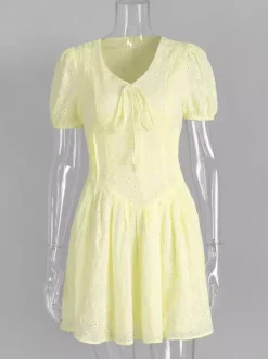 Robe courte jaune à 艙illets col en V et manches bouffantes été 2026
