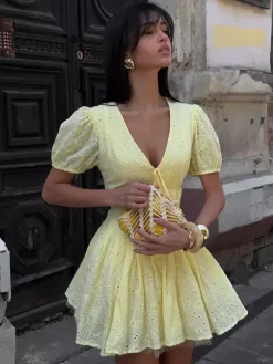 Robe courte jaune à 艙illets col en V et manches bouffantes été 2026
