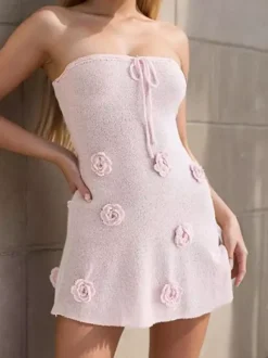 Robe courte moulante rose à col halter en maille pour femme - Motif floral 3D rose - Idéale pour une fête d'été à la plage 2026
