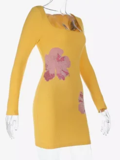 Robe côtelée à strass et fleurs pour femme - Robe moulante mini jaune à manches longues et col carré - Collection printemps-été 2026