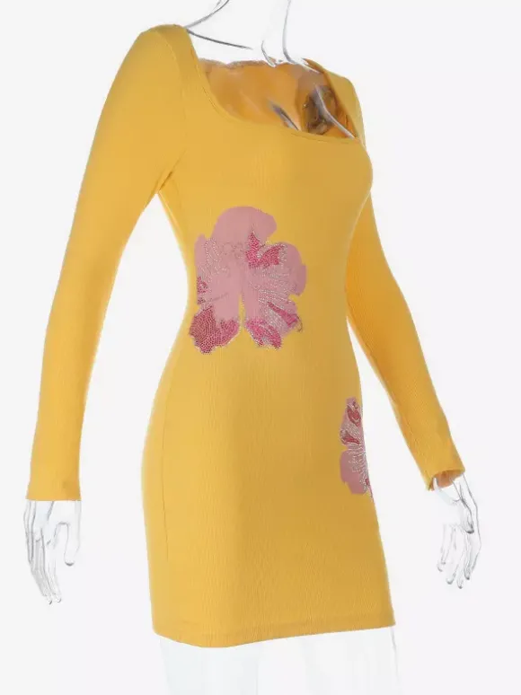Robe côtelée à strass et fleurs pour femme - Robe moulante mini jaune à manches longues et col carré - Collection printemps-été 2026