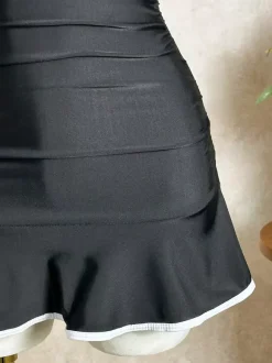 Robe de bain une pièce à volants dos nu et jupe froncée ornée de passepoils contrastants