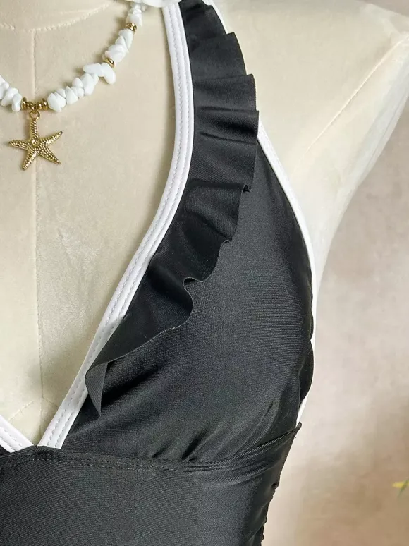 Robe de bain une pièce à volants dos nu et jupe froncée ornée de passepoils contrastants