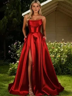 Robe de bal en satin décolleté travaillé coupe trapèze sans manches plissée