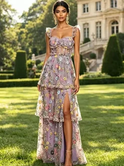 Robe de bal lavande poudré en tulle brodé de fleurs bretelles à volants corset dos en résille fente haute à plusieurs niveaux robe maxi d'invitée de mariage