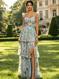 Robe de bal lavande poudré en tulle brodé de fleurs bretelles à volants corset dos en résille fente haute à plusieurs niveaux robe maxi d'invitée de mariage