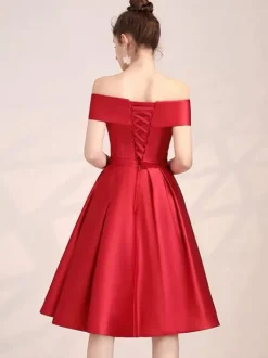 Robe de bal rouge en satin laçage sur dos hors de l'épaule longueur au genou robe cérémonie