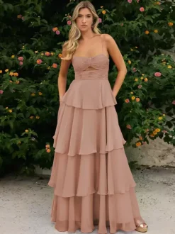 Robe de bal trapèze à encolure travaillée sans manches en mousseline à volants idéale pour un mariage.