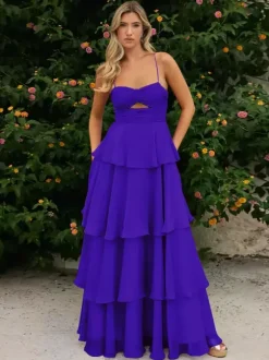Robe de bal trapèze à encolure travaillée sans manches en mousseline à volants idéale pour un mariage.