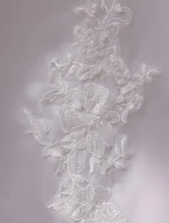 Robe de cortège enfant blanc en satin col rond avec applique