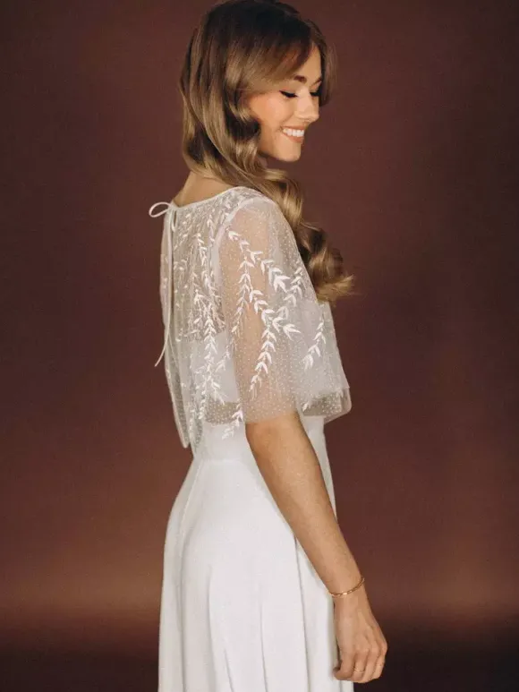 Robe de mariée 3 pièces en dentelle et satin décolleté illusion fermeture éclair manches mi-longues