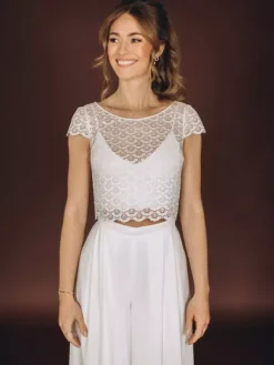 Robe de mariée 3 pièces en dentelle et mousseline décolleté illusion longueur au sol fermeture éclair manches courtes