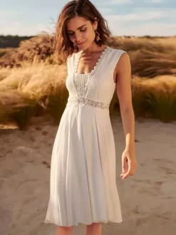 Robe de mariée bohème courte en dentelle longueur au genou col en V